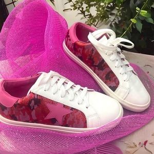 Pink camo star sneakers